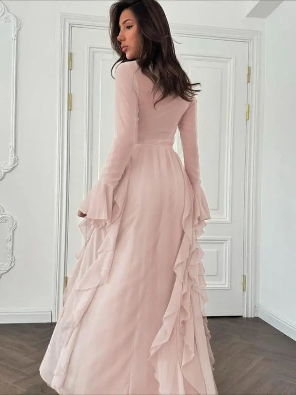 Weihnachtskleid mit tailliertem Schnitt und ausgestellten Ärmeln