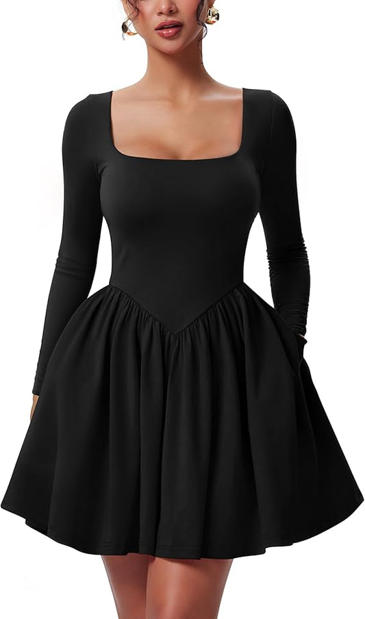 Avslappnad miniklänning med långa ärmar och rund halsringning