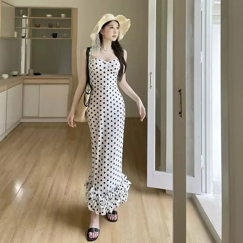 Élégante robe de vacances à volants et à pois