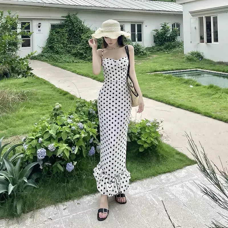 Élégante robe de vacances à volants et à pois