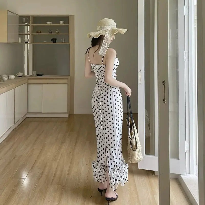 Élégante robe de vacances à volants et à pois