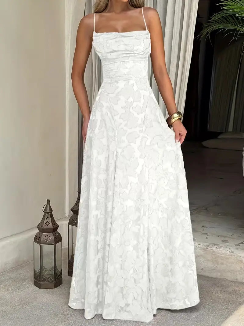 Elegant spetsklänning med halterneck och bar rygg