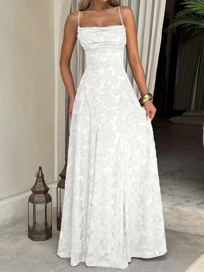 Elegant spetsklänning med halterneck och bar rygg