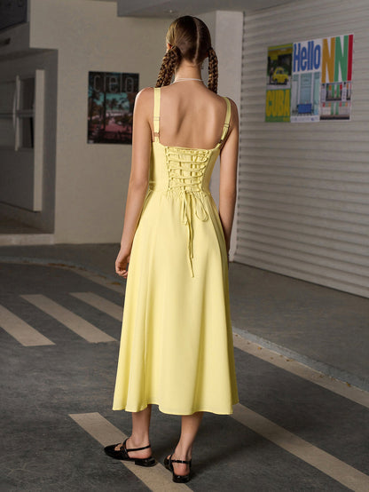 Cami-Kleid mit Rüschen am Oberteil und Schlitz am Oberschenkel