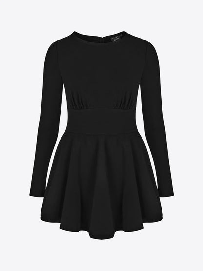 Kurzes Skort-Kleid mit langen Ärmeln