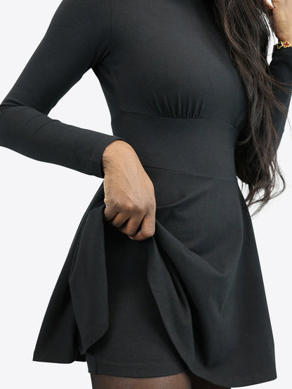 Kurzes Skort-Kleid mit langen Ärmeln