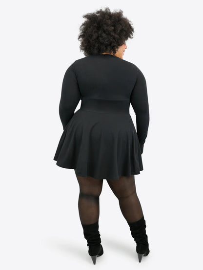 Kurzes Skort-Kleid mit langen Ärmeln