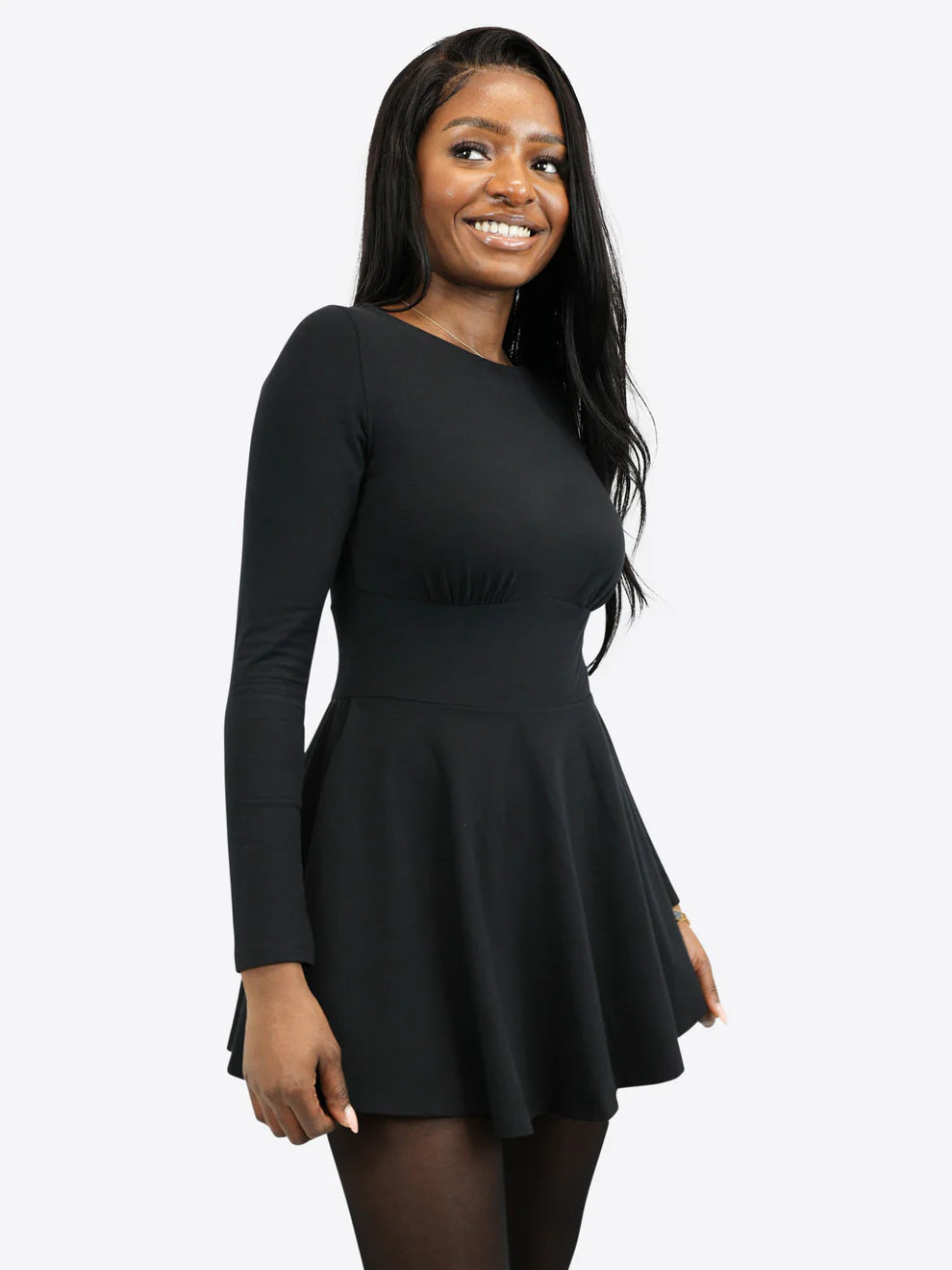 Kurzes Skort-Kleid mit langen Ärmeln