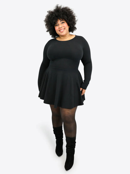 Kurzes Skort-Kleid mit langen Ärmeln