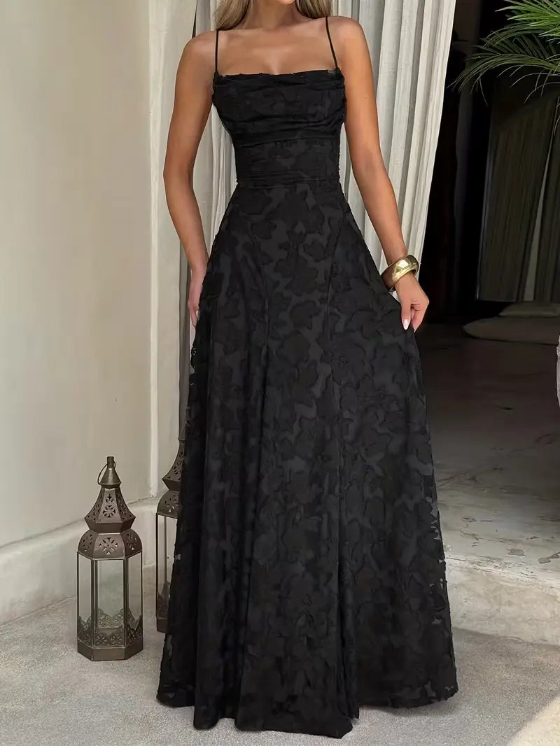 Elegant spetsklänning med halterneck och bar rygg