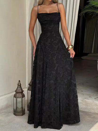 Elegant spetsklänning med halterneck och bar rygg