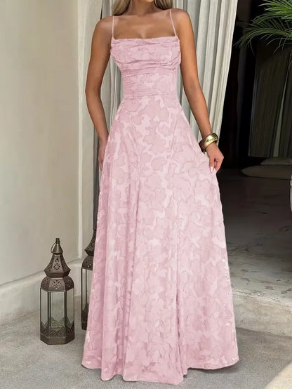 Elegant spetsklänning med halterneck och bar rygg